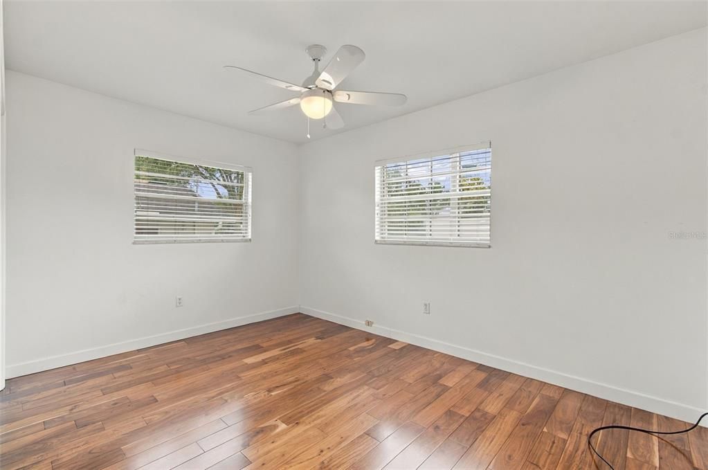 En Venta: $439,000 (4 camas, 2 baños, 2433 Pies cuadrados)