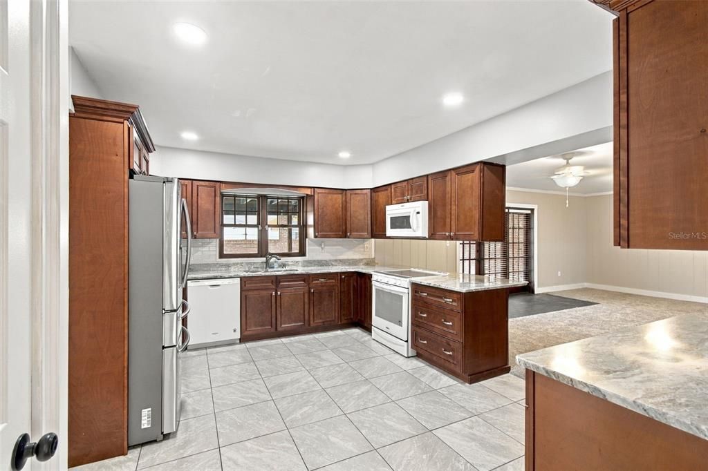En Venta: $439,000 (4 camas, 2 baños, 2433 Pies cuadrados)