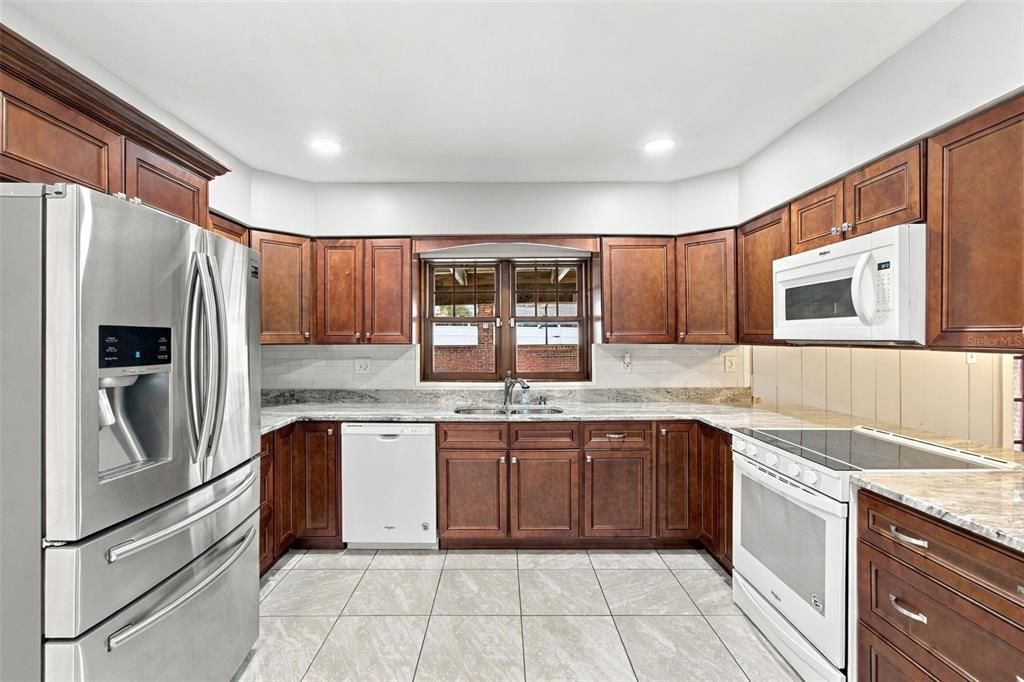 En Venta: $439,000 (4 camas, 2 baños, 2433 Pies cuadrados)