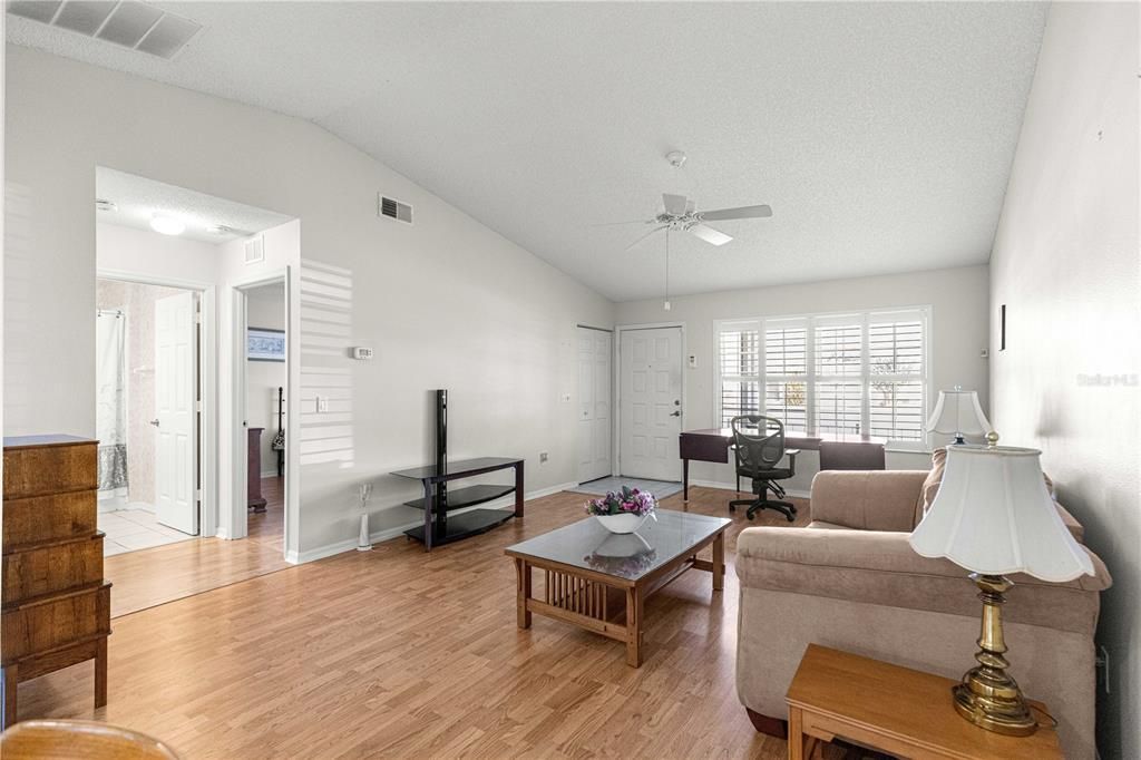 En Venta: $189,900 (2 camas, 2 baños, 1420 Pies cuadrados)