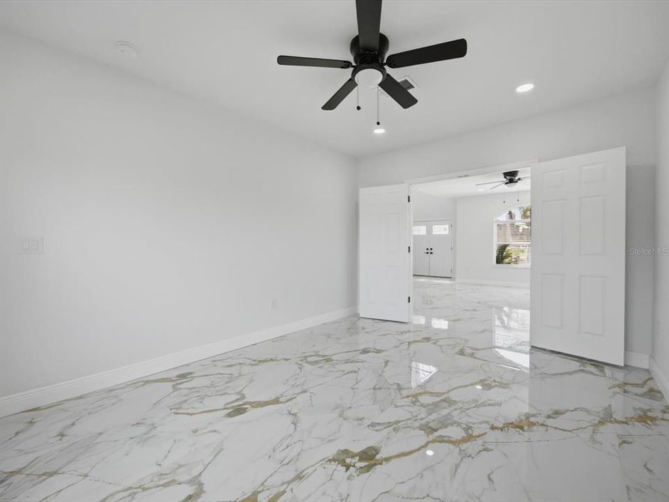 En Venta: $419,990 (4 camas, 3 baños, 2930 Pies cuadrados)