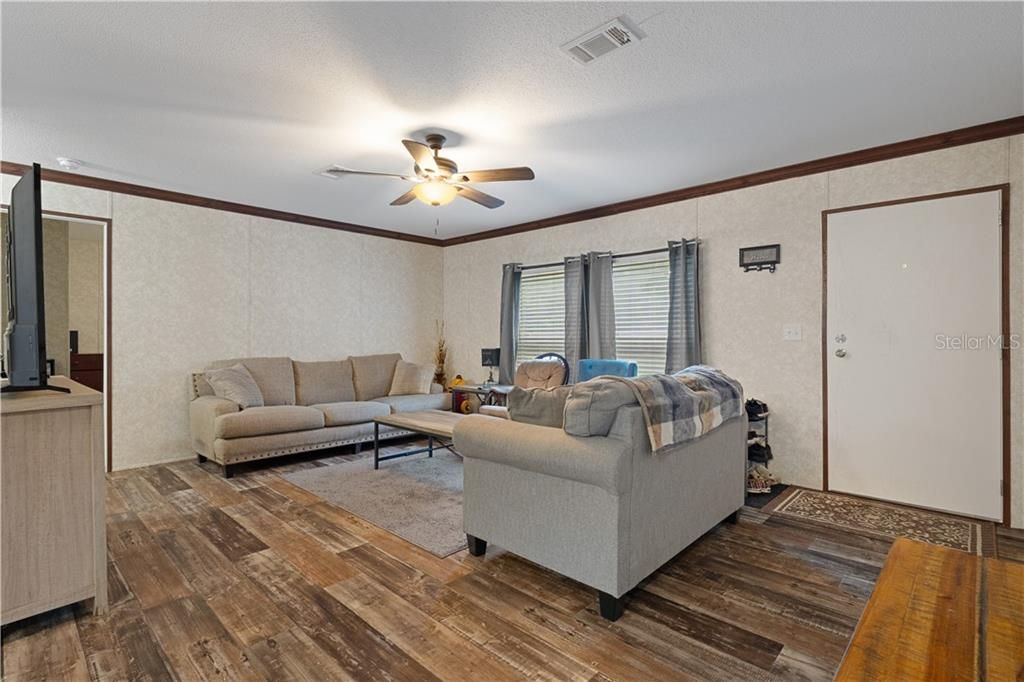 For Sale: $199,900 (3 beds, 2 baths, 1380 Square Feet)