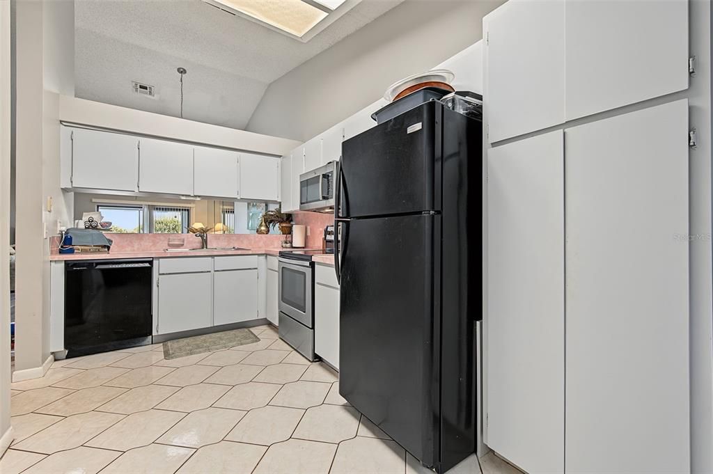 For Sale: $275,000 (2 beds, 2 baths, 1175 Square Feet)