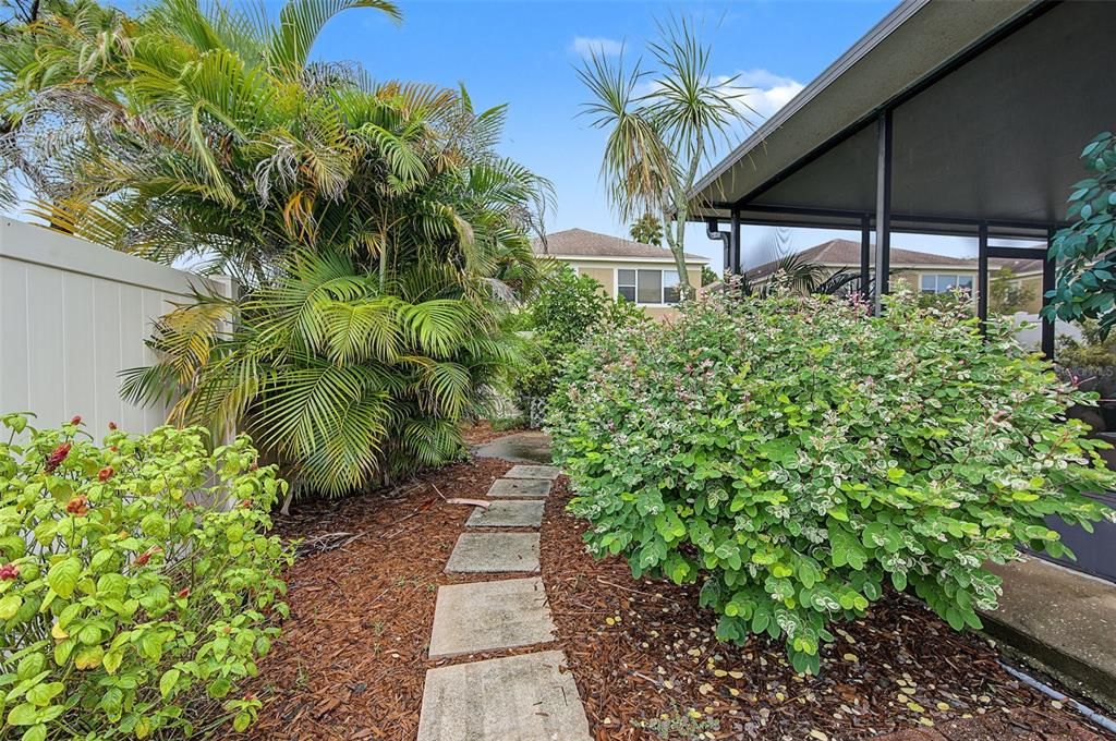 For Sale: $275,000 (2 beds, 2 baths, 1175 Square Feet)