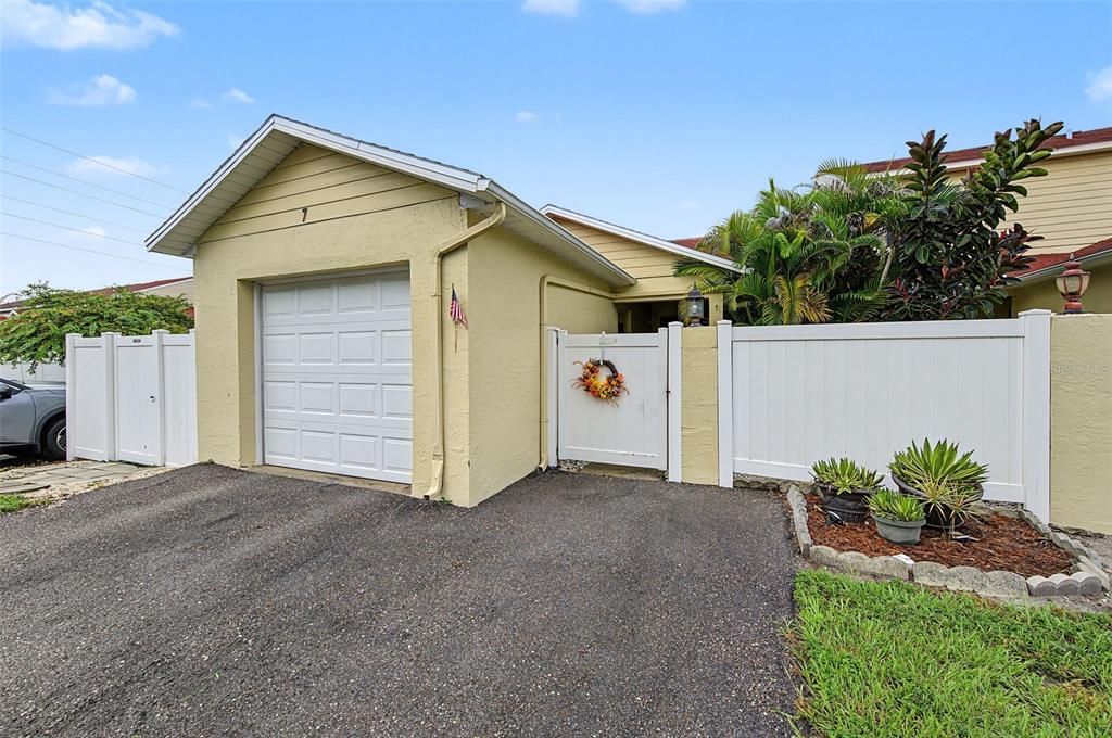 For Sale: $275,000 (2 beds, 2 baths, 1175 Square Feet)