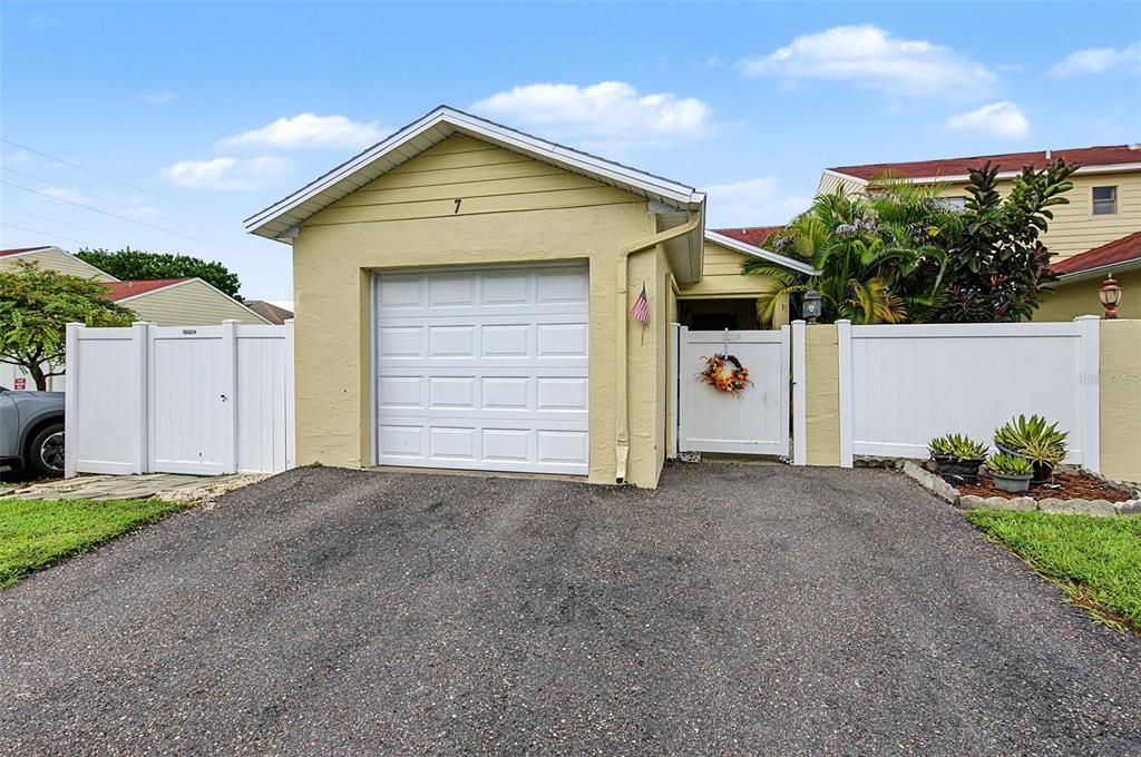 For Sale: $275,000 (2 beds, 2 baths, 1175 Square Feet)