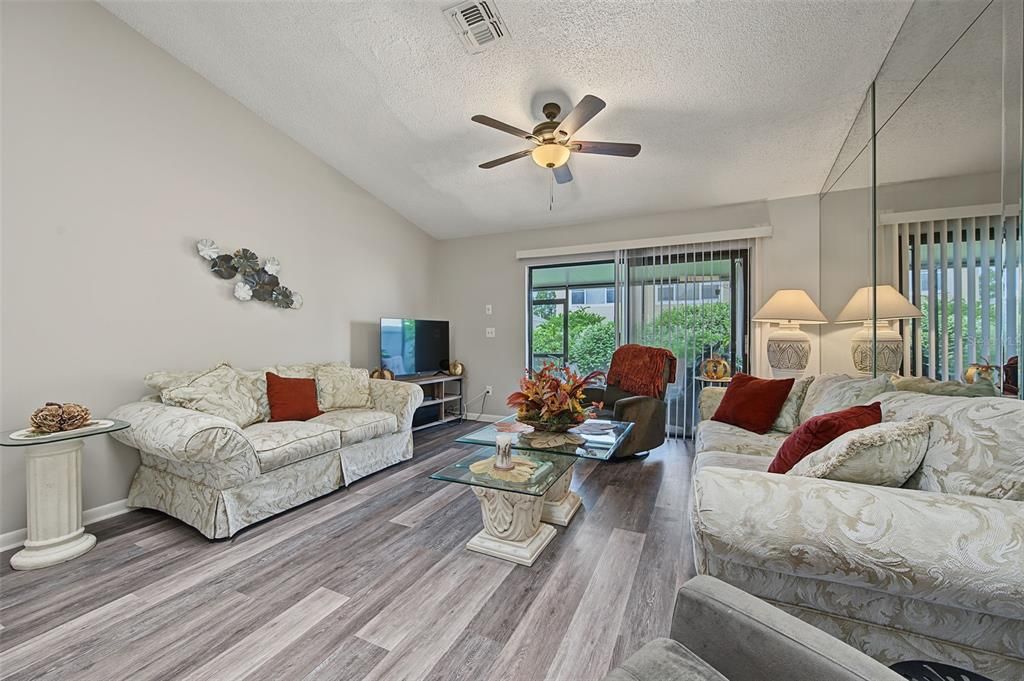 For Sale: $275,000 (2 beds, 2 baths, 1175 Square Feet)