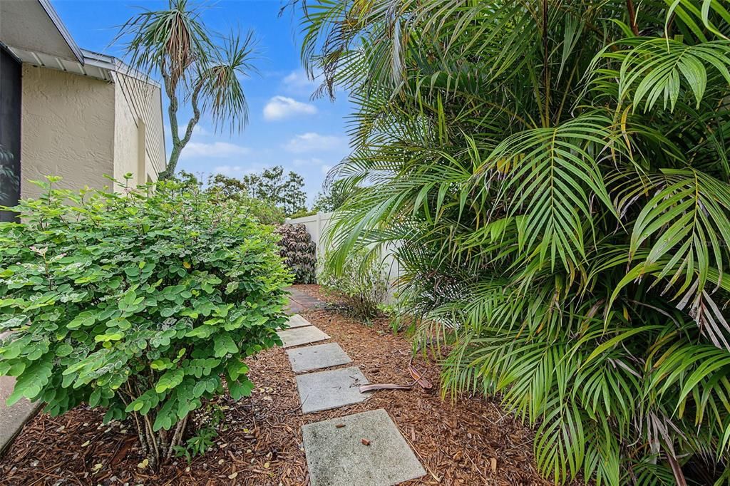 For Sale: $275,000 (2 beds, 2 baths, 1175 Square Feet)
