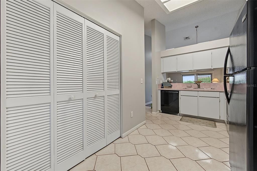 For Sale: $275,000 (2 beds, 2 baths, 1175 Square Feet)