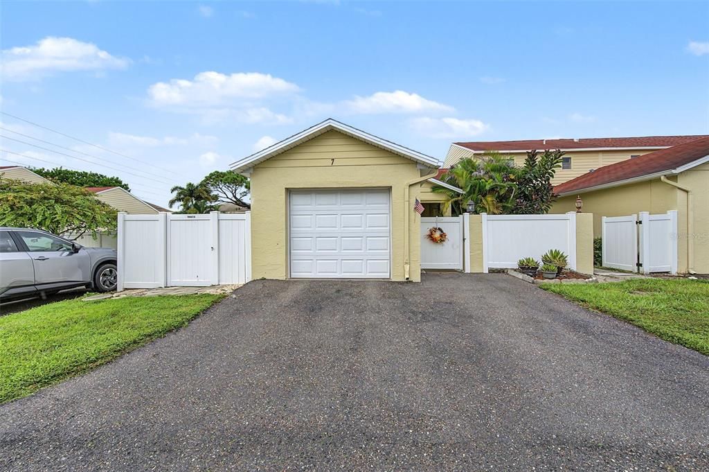 For Sale: $275,000 (2 beds, 2 baths, 1175 Square Feet)