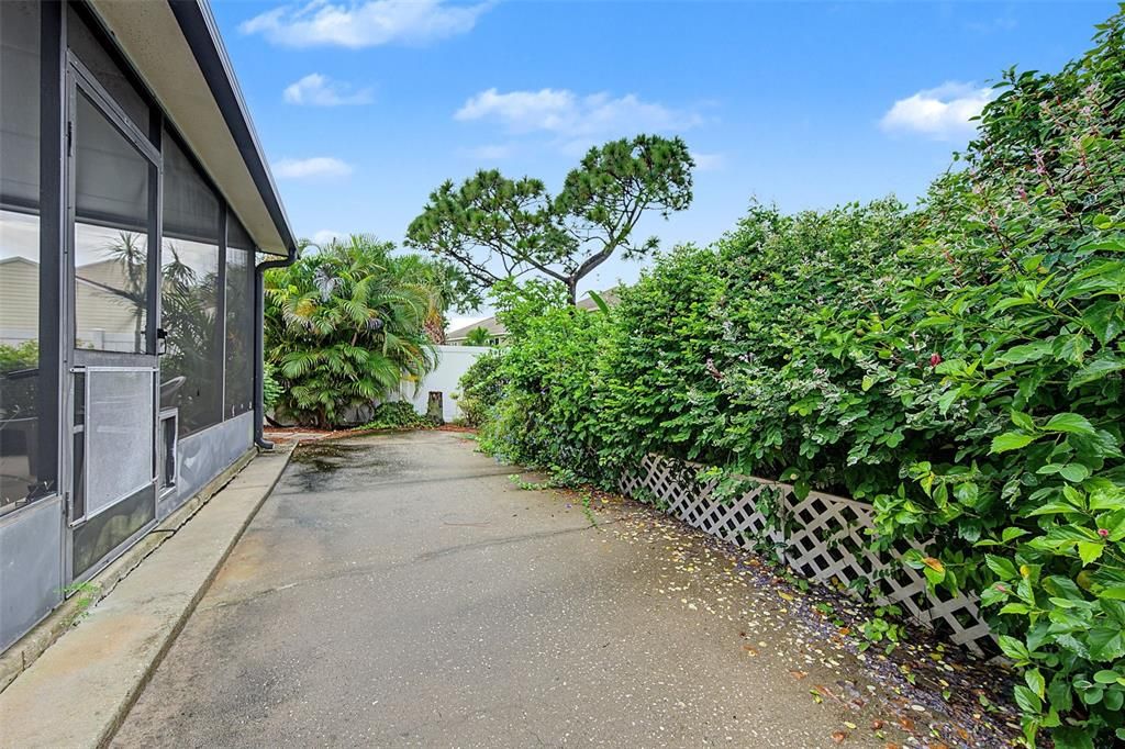 For Sale: $275,000 (2 beds, 2 baths, 1175 Square Feet)