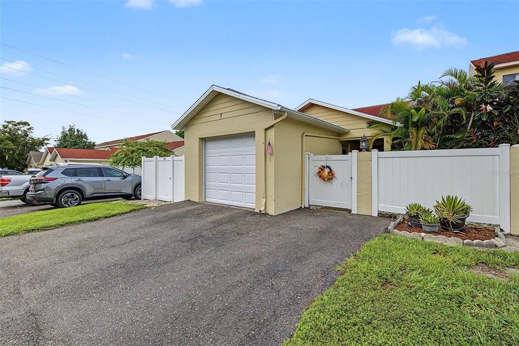 For Sale: $275,000 (2 beds, 2 baths, 1175 Square Feet)