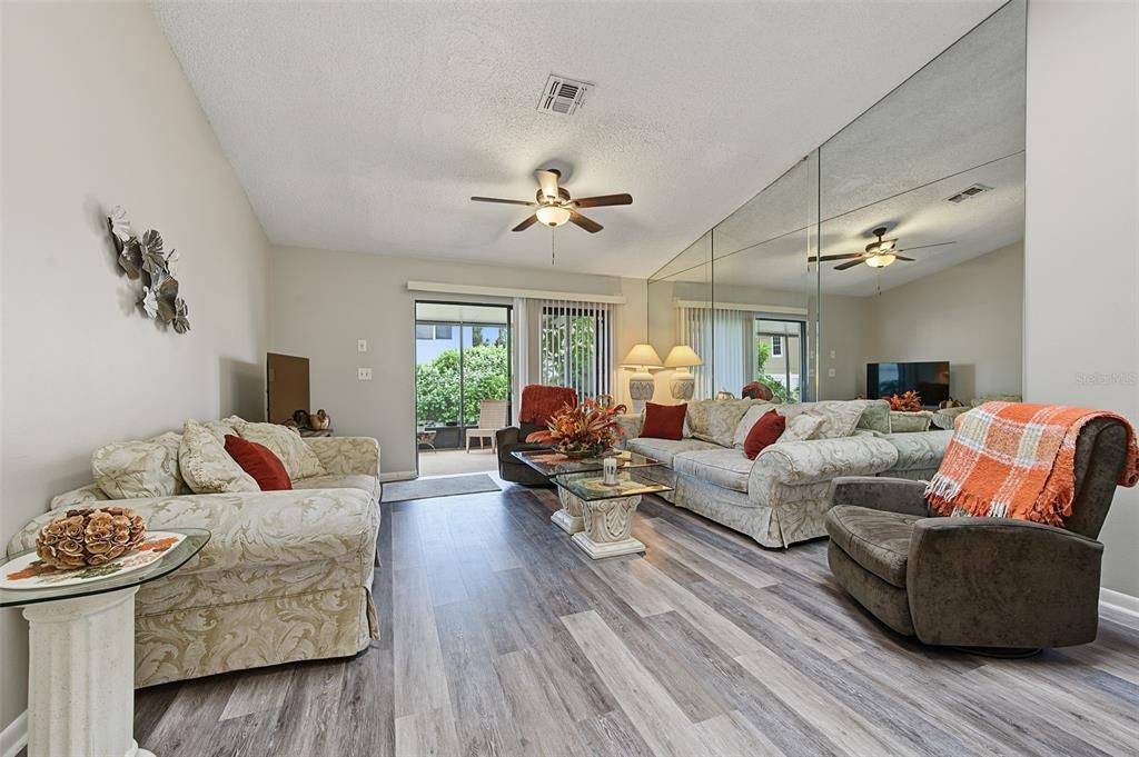 For Sale: $275,000 (2 beds, 2 baths, 1175 Square Feet)