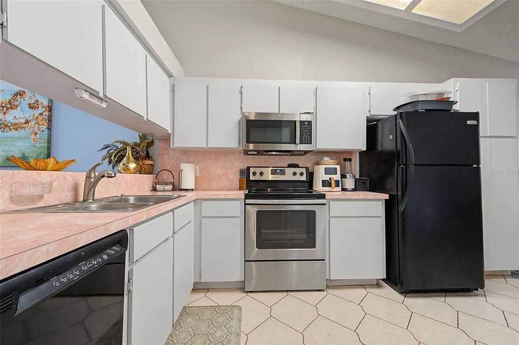 For Sale: $275,000 (2 beds, 2 baths, 1175 Square Feet)