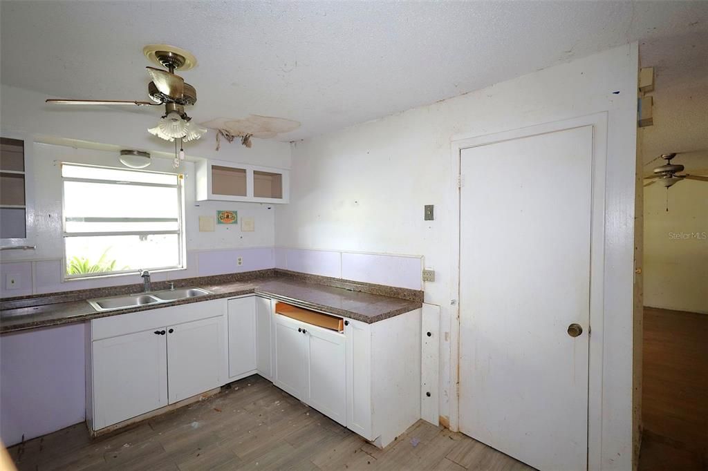 На продажу: $84,000 (2 спален, 1 ванн, 1260 Квадратных фут)