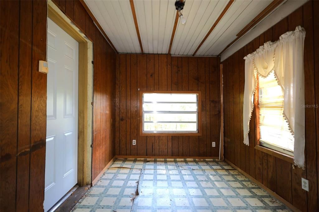 На продажу: $84,000 (2 спален, 1 ванн, 1260 Квадратных фут)
