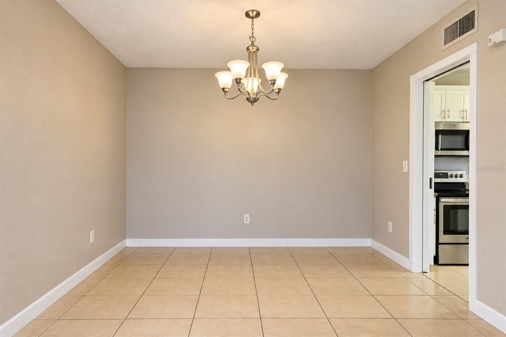 For Rent: $1,900 (2 beds, 1 baths, 1085 Square Feet)