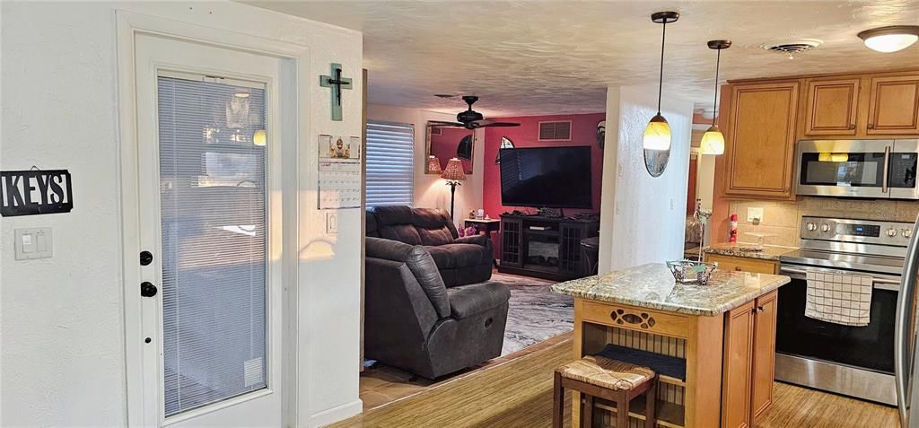 En Venta: $439,000 (3 camas, 2 baños, 1108 Pies cuadrados)