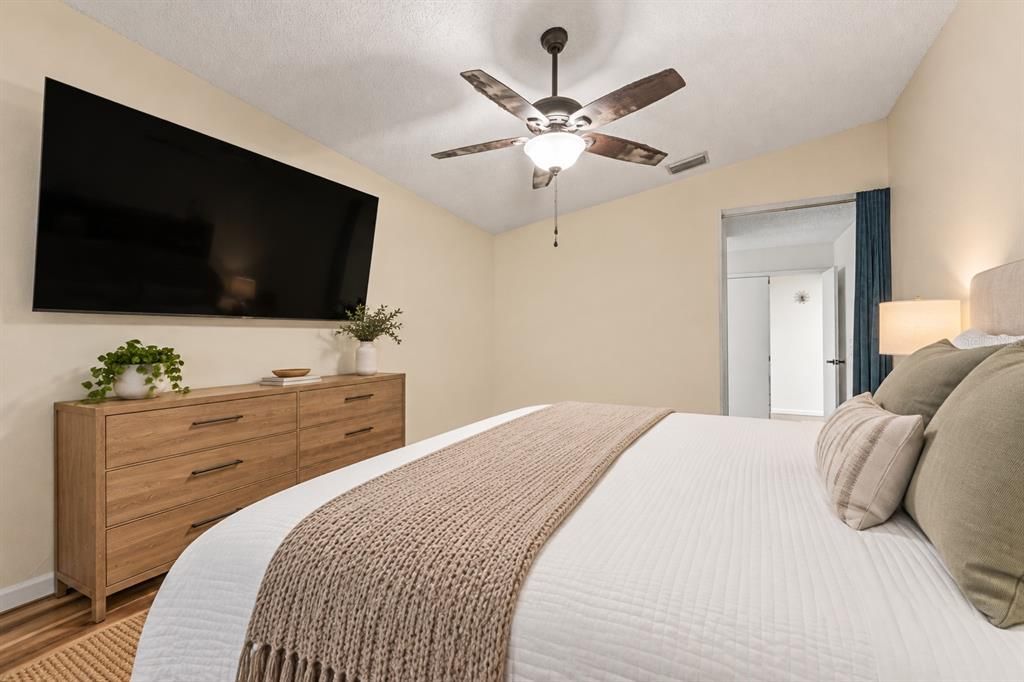 En Venta: $329,000 (4 camas, 3 baños, 2107 Pies cuadrados)