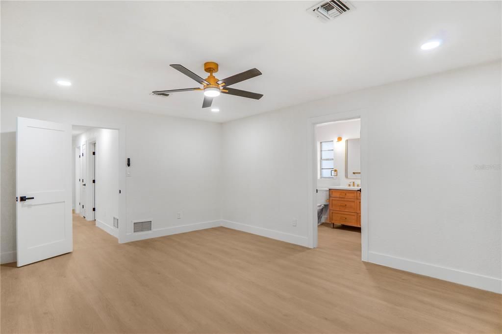For Sale: $569,999 (4 beds, 2 baths, 2164 Square Feet)