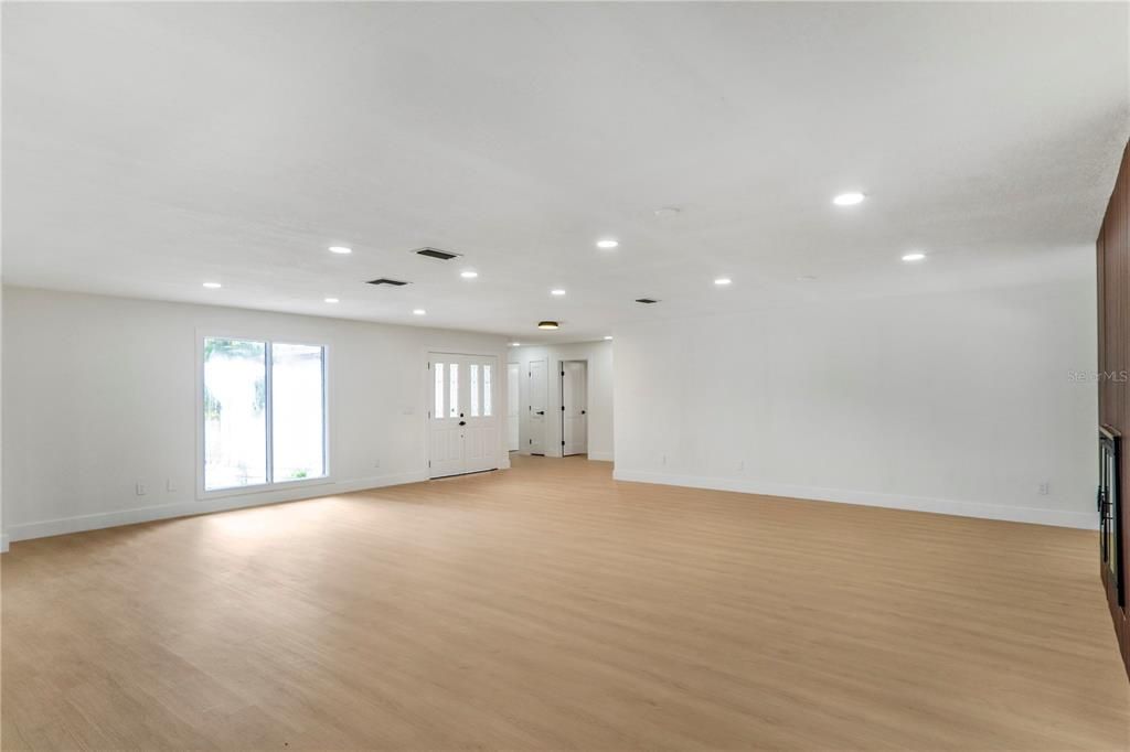 For Sale: $569,999 (4 beds, 2 baths, 2164 Square Feet)
