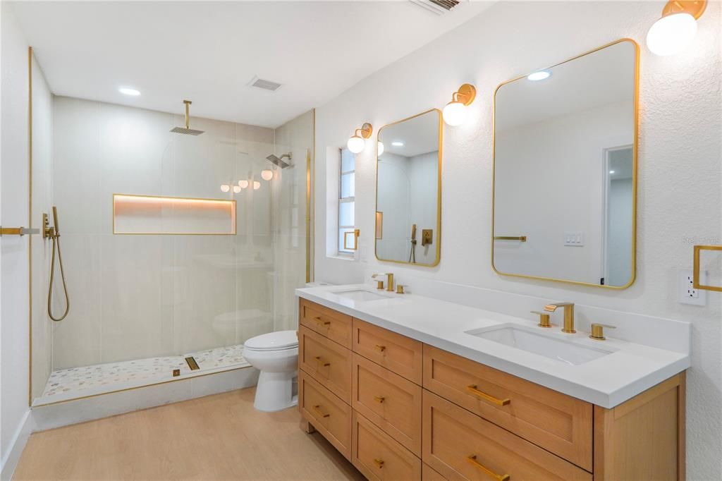 For Sale: $569,999 (4 beds, 2 baths, 2164 Square Feet)