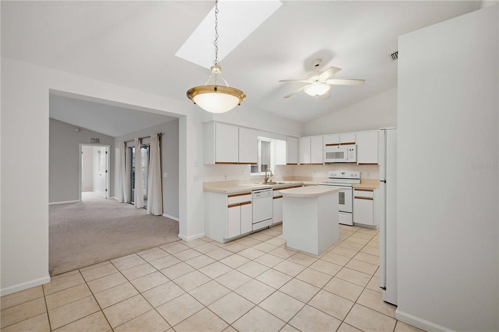 For Sale: $239,000 (2 beds, 2 baths, 1619 Square Feet)