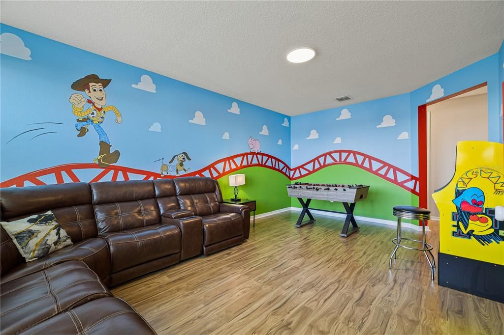 For Sale: $750,000 (9 beds, 6 baths, 3789 Square Feet)