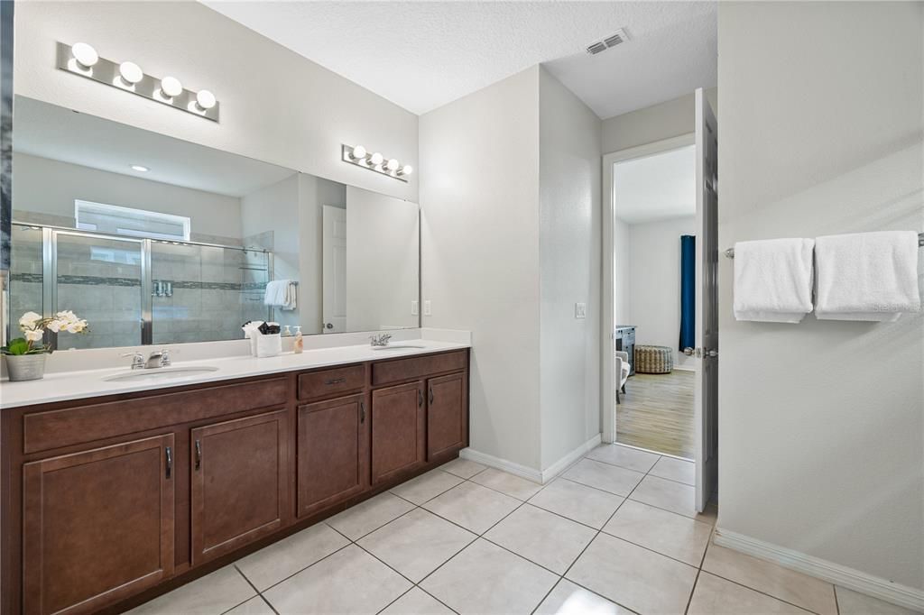 For Sale: $750,000 (9 beds, 6 baths, 3789 Square Feet)