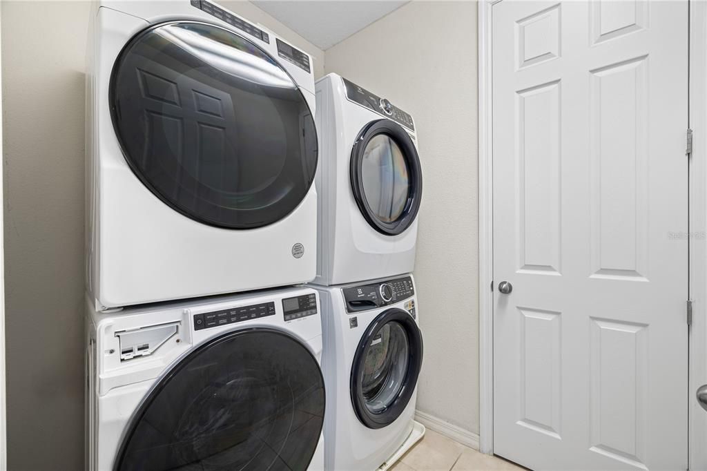 For Sale: $750,000 (9 beds, 6 baths, 3789 Square Feet)