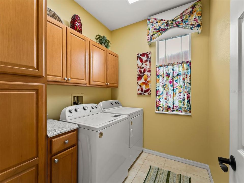 На продажу: $595,000 (4 спален, 2 ванн, 2415 Квадратных фут)