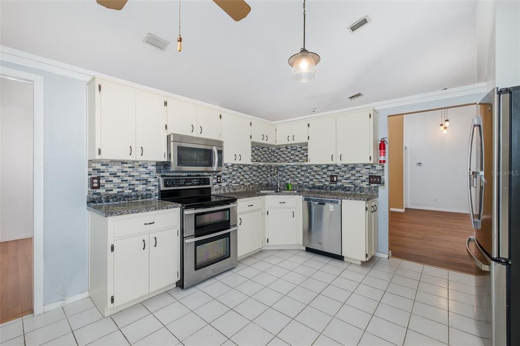 На продажу: $395,000 (3 спален, 2 ванн, 1736 Квадратных фут)