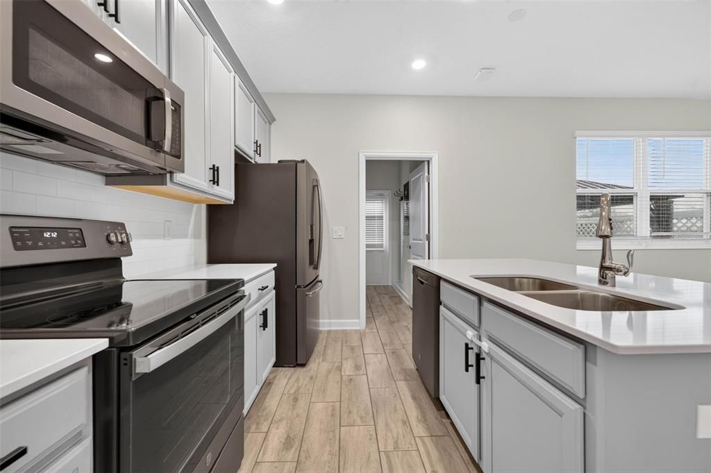 На продажу: $429,900 (3 спален, 2 ванн, 1717 Квадратных фут)