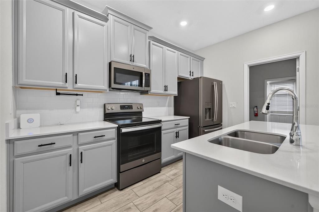 На продажу: $429,900 (3 спален, 2 ванн, 1717 Квадратных фут)