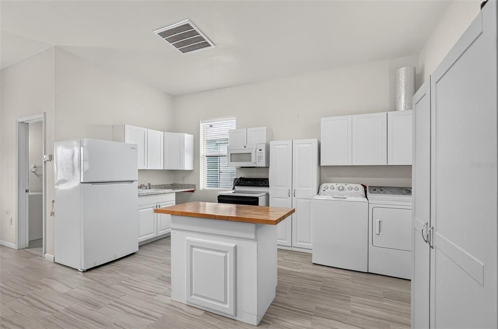 For Sale: $1,050,000 (5 beds, 3 baths, 3011 Square Feet)
