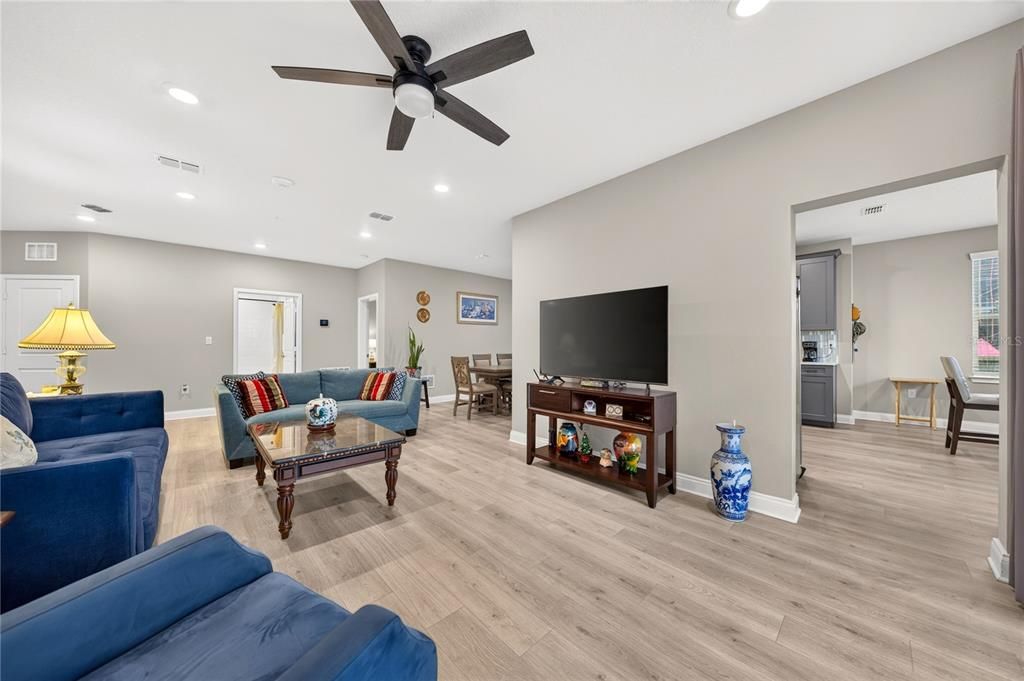 For Sale: $395,000 (2 beds, 2 baths, 1549 Square Feet)
