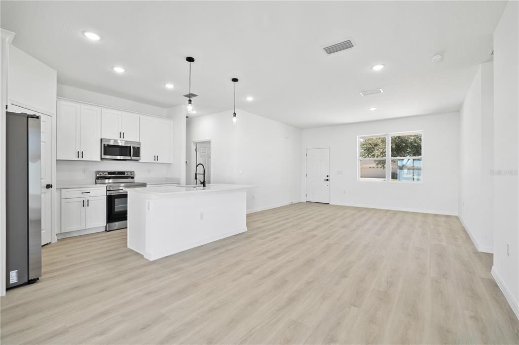 На продажу: $299,900 (4 спален, 3 ванн, 1608 Квадратных фут)