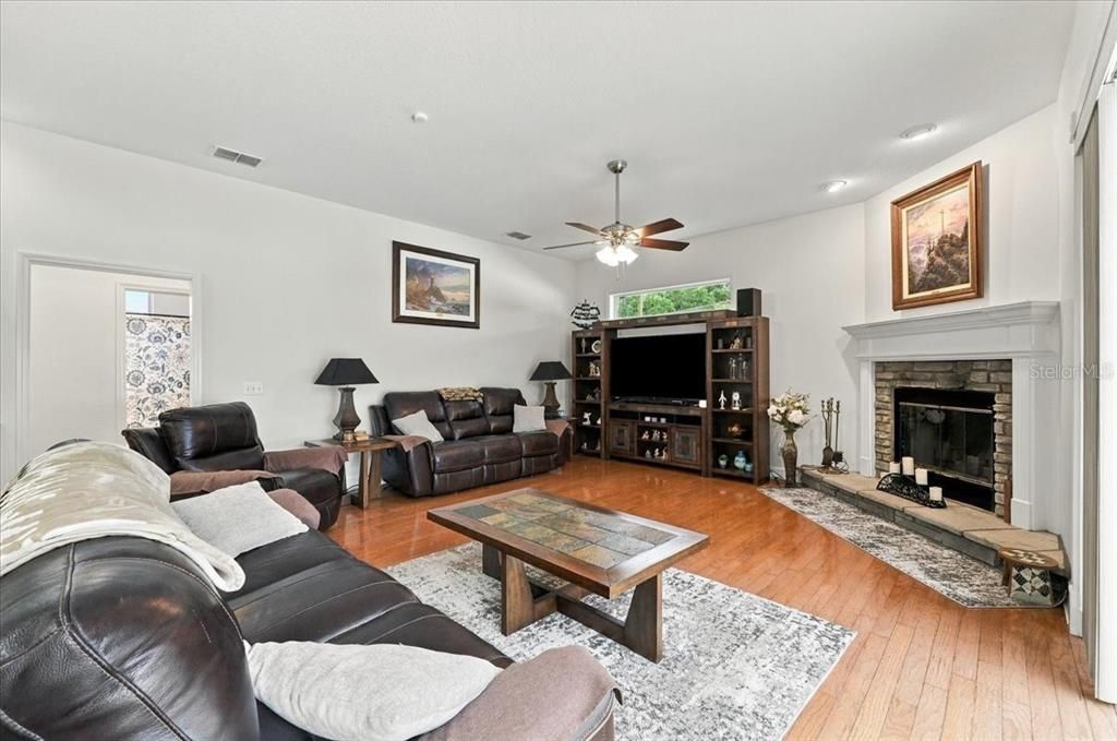 En Venta: $625,000 (4 camas, 3 baños, 2869 Pies cuadrados)