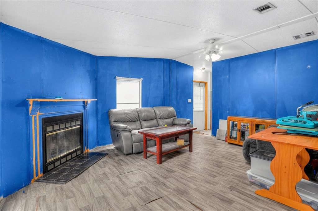 For Sale: $179,900 (3 beds, 2 baths, 1512 Square Feet)