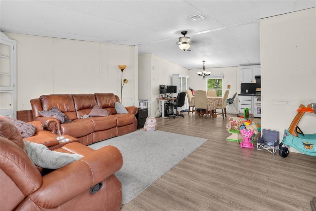 For Sale: $179,900 (3 beds, 2 baths, 1512 Square Feet)