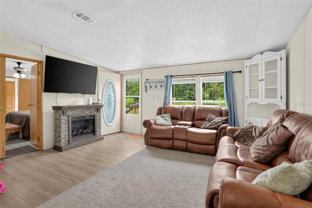 For Sale: $179,900 (3 beds, 2 baths, 1512 Square Feet)