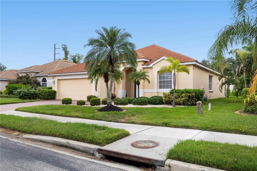For Sale: $519,999 (3 beds, 2 baths, 2053 Square Feet)