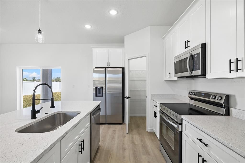 En Venta: $298,900 (4 camas, 3 baños, 1608 Pies cuadrados)