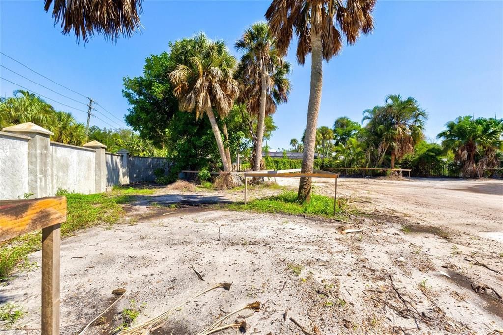 На продажу: $1,199,000 (0.36 acres)