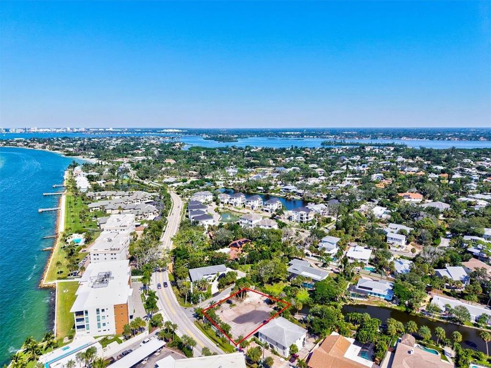 На продажу: $1,199,000 (0.36 acres)