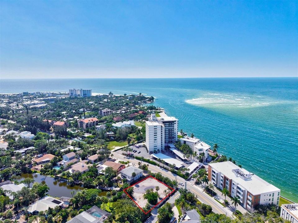 На продажу: $1,199,000 (0.36 acres)