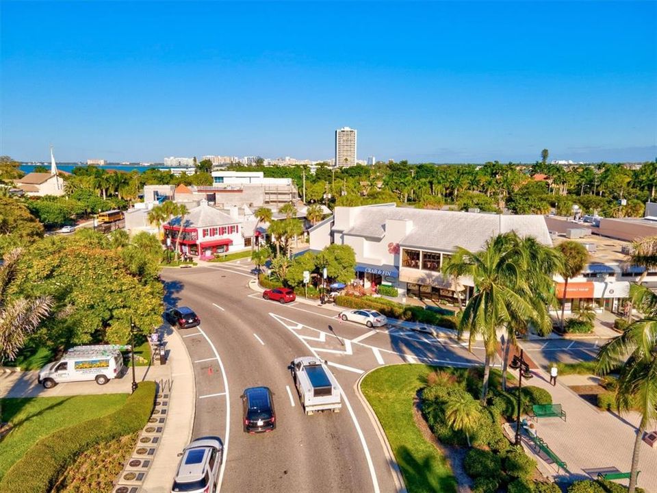 На продажу: $1,199,000 (0.36 acres)