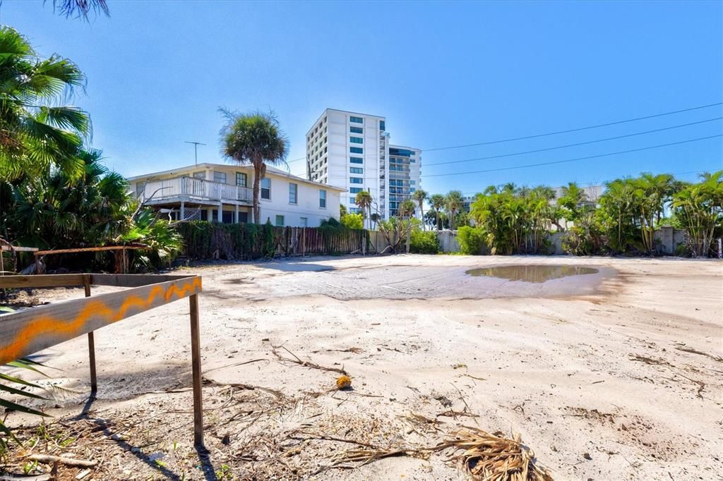 На продажу: $1,199,000 (0.36 acres)