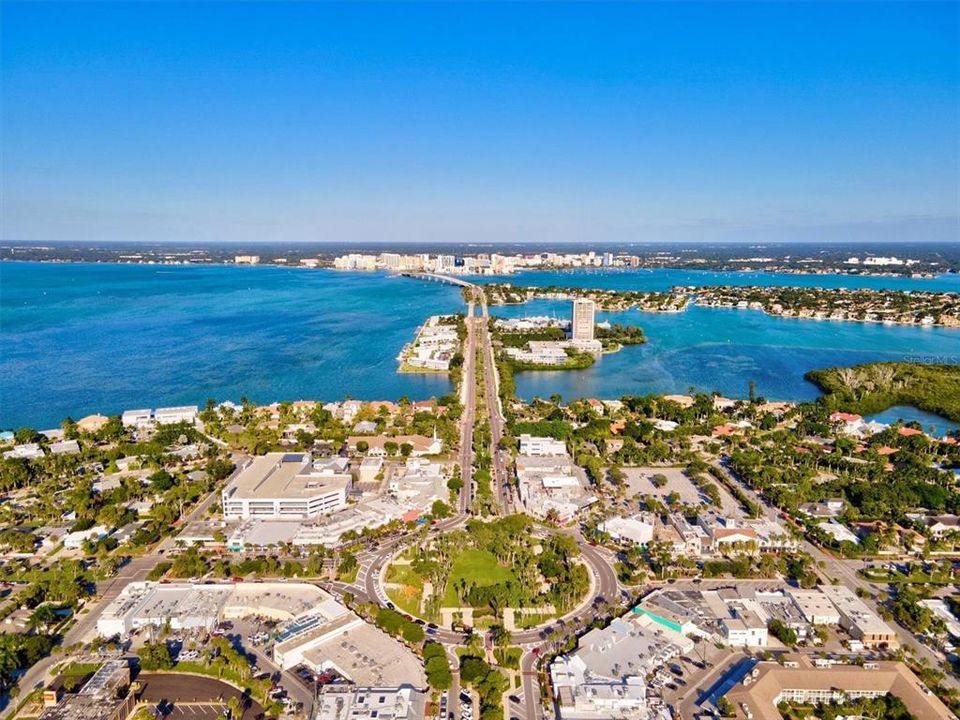 На продажу: $1,199,000 (0.36 acres)