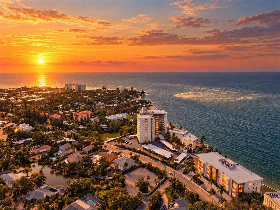 На продажу: $1,199,000 (0.36 acres)